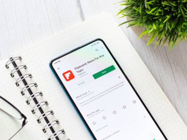 Assam, Hindistan - 10 Nisan 2021: Telefon ekranı görüntüsünde Flipboard logosu.