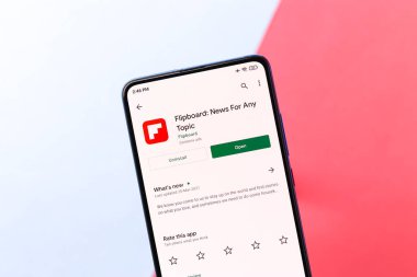 Assam, Hindistan - 10 Nisan 2021: Telefon ekranı görüntüsünde Flipboard logosu.