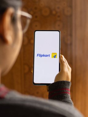 Telefon ekranındaki Flipkart logosu.