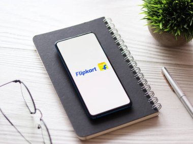 Telefon ekranındaki Flipkart logosu.