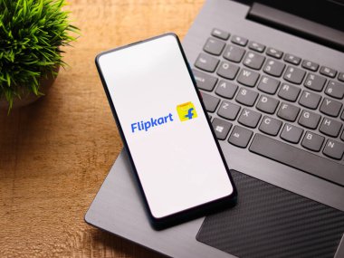 Telefon ekranındaki Flipkart logosu.