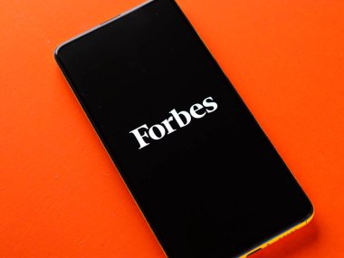 Assam, Hindistan - 15 Kasım 2020: Forbes telefon ekranı görüntüsü logosu.