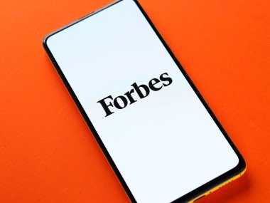 Assam, Hindistan - 15 Kasım 2020: Forbes telefon ekranı görüntüsü logosu.