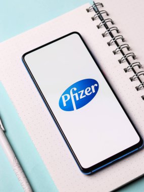 Assam, Hindistan - 19 Şubat 2021: Telefon ekranında Pfizer logosu.