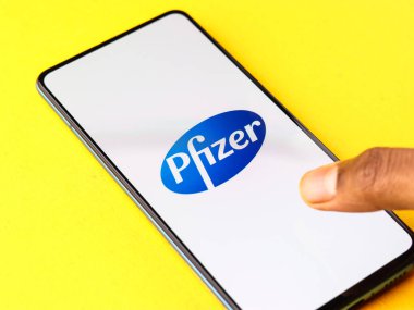 Assam, Hindistan - 19 Şubat 2021: Telefon ekranında Pfizer logosu.