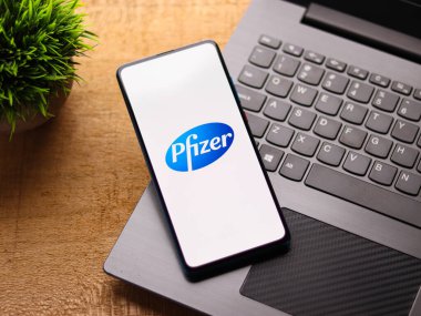 Assam, Hindistan - 19 Şubat 2021: Telefon ekranında Pfizer logosu.