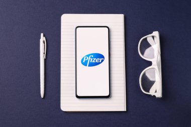 Assam, Hindistan - 19 Şubat 2021: Telefon ekranında Pfizer logosu.