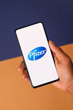 Assam, Hindistan - 19 Şubat 2021: Telefon ekranında Pfizer logosu.