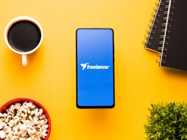 Assam, Hindistan - 6 Ağustos 2021: Telefon ekranında Freelancer logosu.