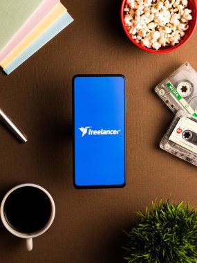 Assam, Hindistan - 6 Ağustos 2021: Telefon ekranında Freelancer logosu.