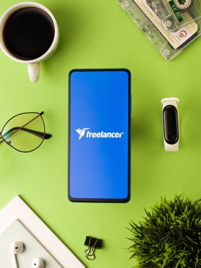 Assam, Hindistan - 6 Ağustos 2021: Telefon ekranında Freelancer logosu.