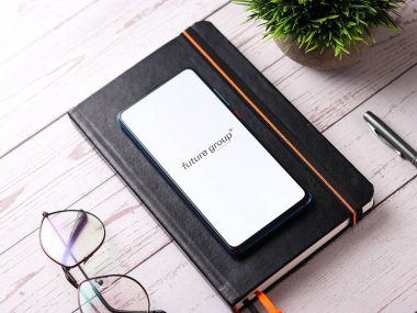 Assam, Hindistan - 27 Ağustos 2020: Telefon ekranı görüntüsünde gelecek perakende logosu.