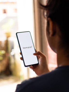 Assam, Hindistan - 27 Ağustos 2020: Telefon ekranı görüntüsünde gelecek perakende logosu.