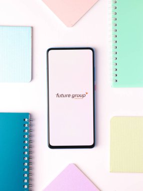 Assam, Hindistan - 27 Ağustos 2020: Telefon ekranı görüntüsünde gelecek perakende logosu.