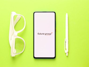 Assam, Hindistan - 27 Ağustos 2020: Telefon ekranı görüntüsünde gelecek perakende logosu.