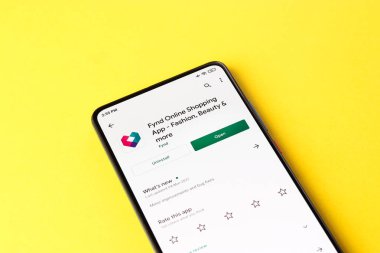 Telefon ekranında logo bul.