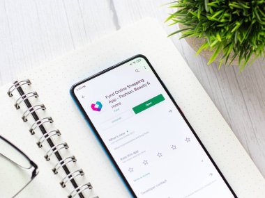 Telefon ekranında logo bul.