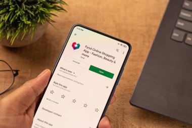 Telefon ekranında logo bul.