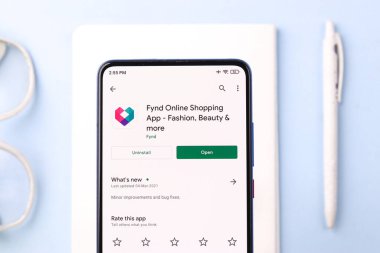 Telefon ekranında logo bul.