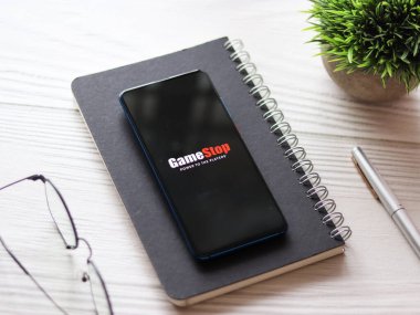 Assam, Hindistan - 19 Şubat 2021: Telefon ekranında oyun durdurucu logosu.