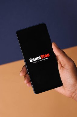 Assam, Hindistan - 19 Şubat 2021: Telefon ekranında oyun durdurucu logosu.