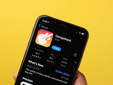 Assam, Hindistan - 30 Mart 2021: Telefon ekranında GarageBand logosu.