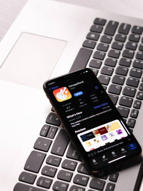 Assam, Hindistan - 30 Mart 2021: Telefon ekranında GarageBand logosu.