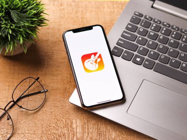 Assam, Hindistan - 30 Mart 2021: Telefon ekranında GarageBand logosu.