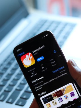Assam, Hindistan - 30 Mart 2021: Telefon ekranında GarageBand logosu.