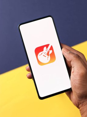 Assam, Hindistan - 30 Mart 2021: Telefon ekranında GarageBand logosu.