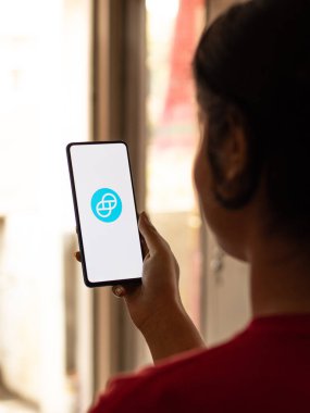 Assam, Hindistan - 10 Mart 2021: Telefon ekranında Gemini Doları logosu.
