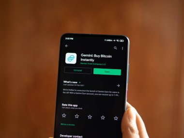 Assam, Hindistan - 10 Mart 2021: Telefon ekranında Gemini Doları logosu.