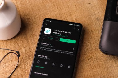 Assam, Hindistan - 10 Mart 2021: Telefon ekranında Gemini Doları logosu.