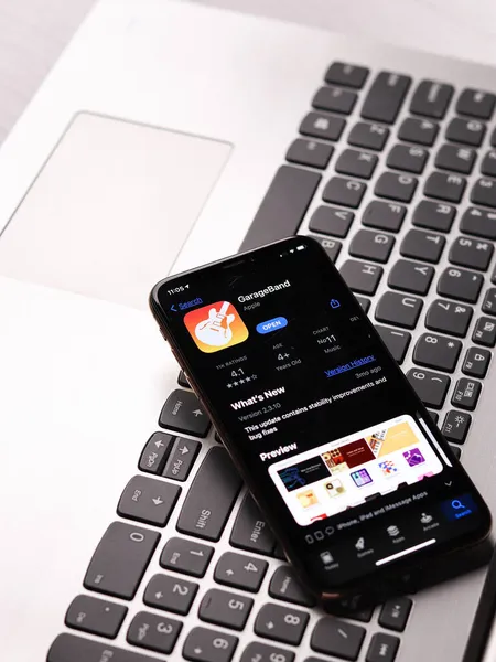 Assam, Hindistan - 30 Mart 2021: Telefon ekranında GarageBand logosu.