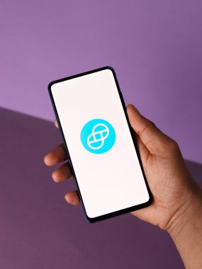 Assam, Hindistan - 10 Mart 2021: Telefon ekranında Gemini Doları logosu.
