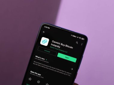 Assam, Hindistan - 10 Mart 2021: Telefon ekranında Gemini Doları logosu.