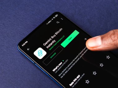 Assam, Hindistan - 10 Mart 2021: Telefon ekranında Gemini Doları logosu.