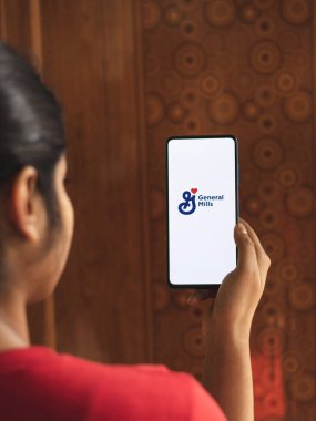 Assam, Hindistan - 19 Nisan 2021: Telefon ekranında General Mills logosu.