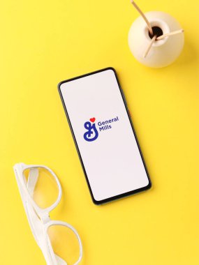 Assam, Hindistan - 19 Nisan 2021: Telefon ekranında General Mills logosu.