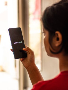 Assam, Hindistan - 19 Nisan 2021: Telefon ekranı görüntüsünde Getty Images logosu.