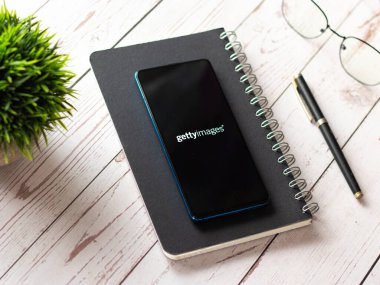 Assam, Hindistan - 19 Nisan 2021: Telefon ekranı görüntüsünde Getty Images logosu.