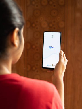 Assam, Hindistan - 10 Mart 2021: Telefon ekranında Gim logosu.