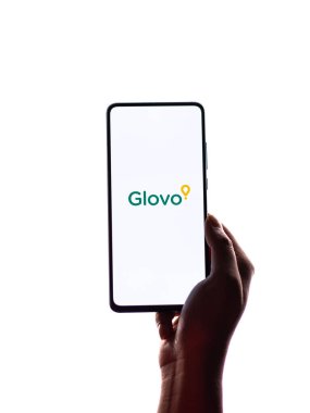 Assam, Hindistan - 19 Nisan 2021: Telefon ekranında Glovo logosu.
