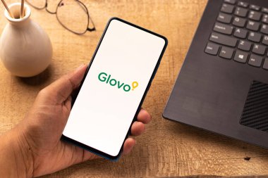 Assam, Hindistan - 19 Nisan 2021: Telefon ekranında Glovo logosu.