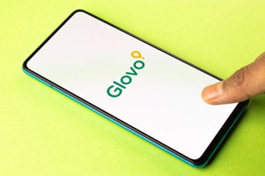 Assam, Hindistan - 19 Nisan 2021: Telefon ekranında Glovo logosu.