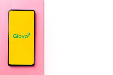 Assam, Hindistan - 19 Nisan 2021: Telefon ekranında Glovo logosu.