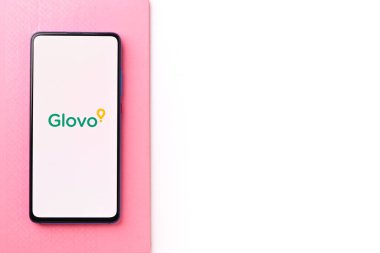 Assam, Hindistan - 19 Nisan 2021: Telefon ekranında Glovo logosu.