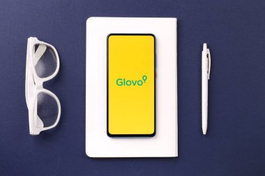 Assam, Hindistan - 19 Nisan 2021: Telefon ekranında Glovo logosu.