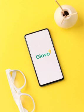 Assam, Hindistan - 19 Nisan 2021: Telefon ekranında Glovo logosu.