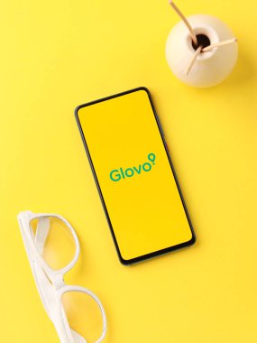 Assam, Hindistan - 19 Nisan 2021: Telefon ekranında Glovo logosu.